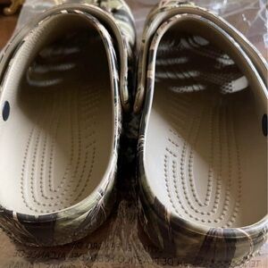 Classic realtree crocs. Unisex 9M/11W.